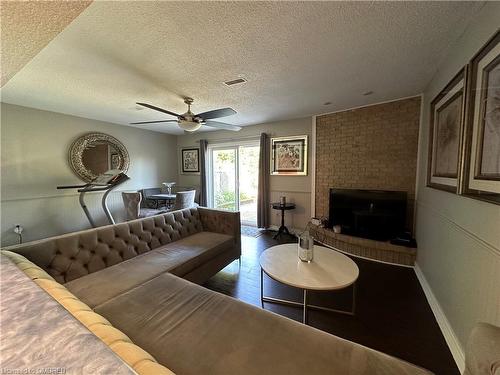 2-223 Picton Street E, Hamilton, ON - Indoor Photo Showing Living Room