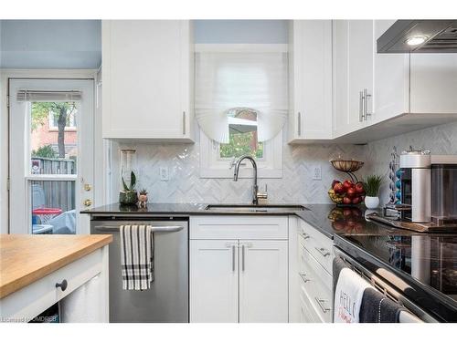 123-895 Maple Avenue, Burlington, ON - Indoor Photo Showing Kitchen With Upgraded Kitchen