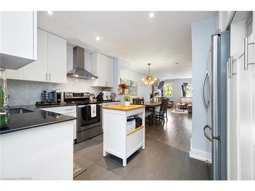 123-895 Maple Avenue, Burlington, ON - Indoor Photo Showing Kitchen With Upgraded Kitchen