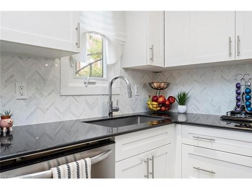 123-895 Maple Avenue, Burlington, ON - Indoor Photo Showing Kitchen With Upgraded Kitchen