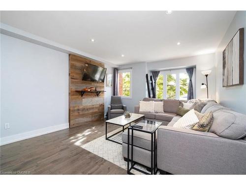 123-895 Maple Avenue, Burlington, ON - Indoor Photo Showing Living Room