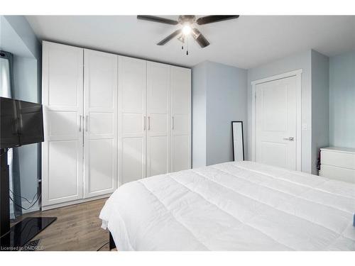 123-895 Maple Avenue, Burlington, ON - Indoor Photo Showing Bedroom