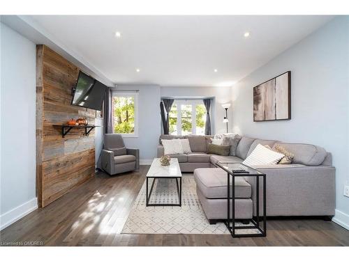 123-895 Maple Avenue, Burlington, ON - Indoor Photo Showing Living Room