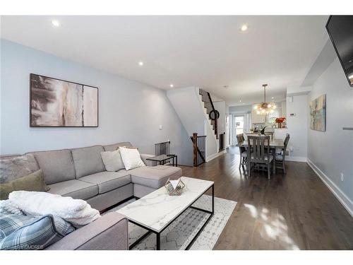 123-895 Maple Avenue, Burlington, ON - Indoor Photo Showing Living Room