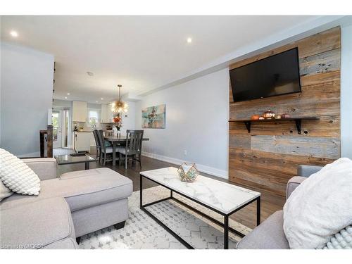 123-895 Maple Avenue, Burlington, ON - Indoor Photo Showing Living Room