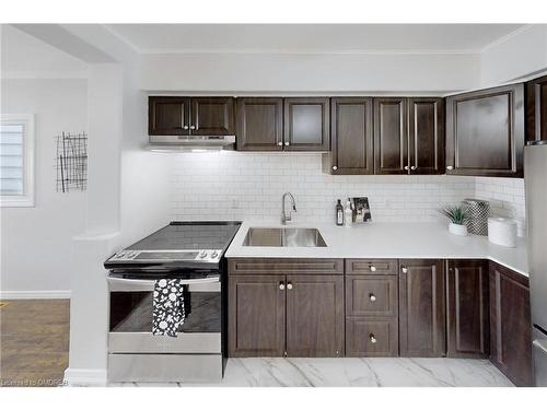 25 Lincoln Street, Hamilton, ON - Indoor Photo Showing Kitchen