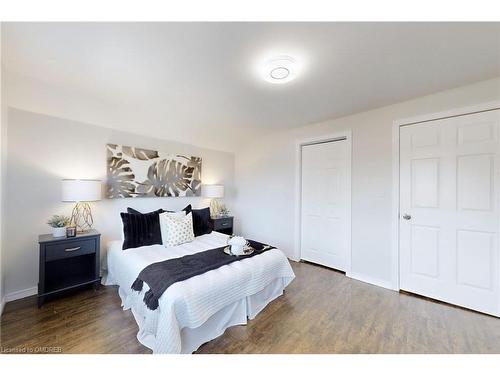 25 Lincoln Street, Hamilton, ON - Indoor Photo Showing Bedroom