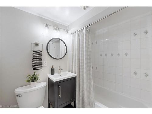 25 Lincoln Street, Hamilton, ON - Indoor Photo Showing Bathroom