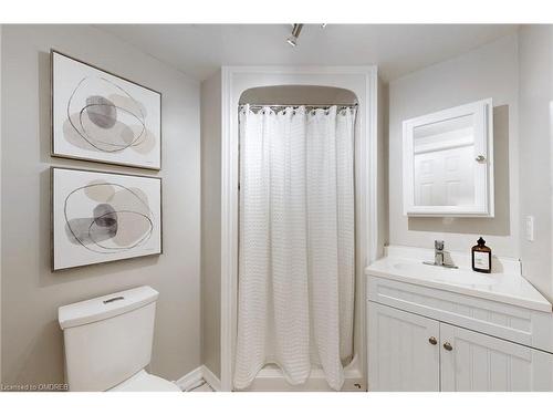 25 Lincoln Street, Hamilton, ON - Indoor Photo Showing Bathroom