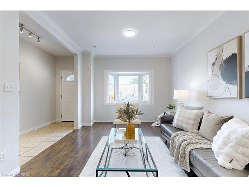 25 Lincoln Street, Hamilton, ON - Indoor Photo Showing Living Room