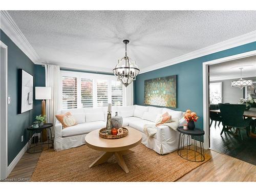 2 Hickory Avenue, Hamilton, ON - Indoor Photo Showing Living Room