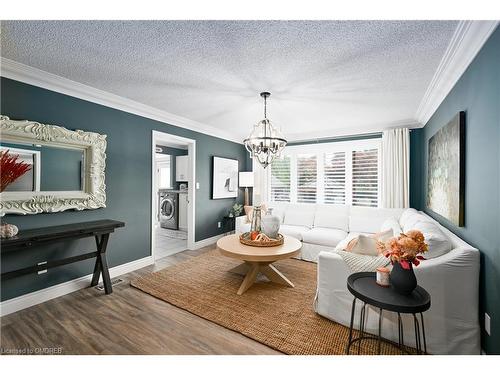 2 Hickory Avenue, Hamilton, ON - Indoor Photo Showing Living Room