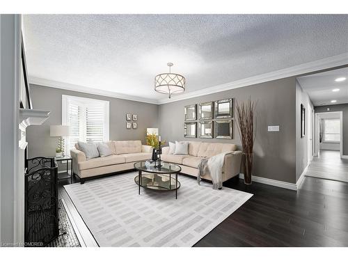 2 Hickory Avenue, Hamilton, ON - Indoor Photo Showing Living Room