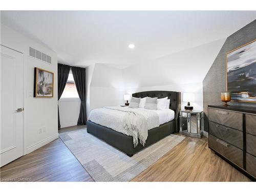 2 Hickory Avenue, Hamilton, ON - Indoor Photo Showing Bedroom