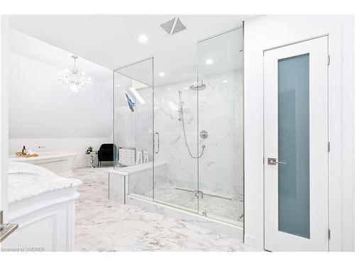 2 Hickory Avenue, Hamilton, ON - Indoor Photo Showing Bathroom