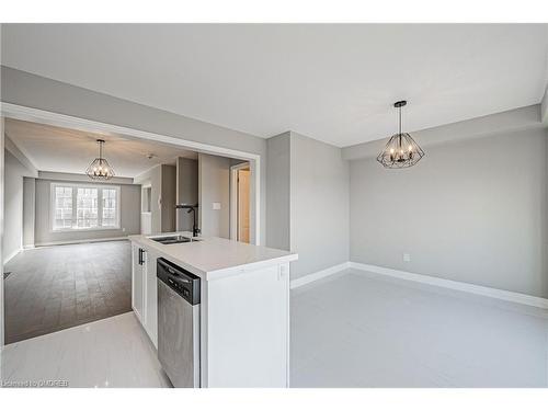 30-470 Linden Drive Drive, Cambridge, ON - Indoor Photo Showing Kitchen With Double Sink