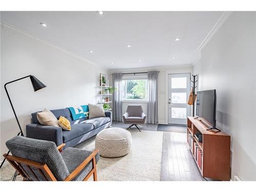 33 Huxley Avenue N, Hamilton, ON - Indoor Photo Showing Living Room