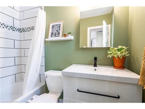 33 Huxley Avenue N, Hamilton, ON - Indoor Photo Showing Bathroom