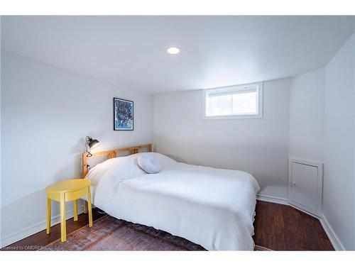 33 Huxley Avenue N, Hamilton, ON - Indoor Photo Showing Bedroom