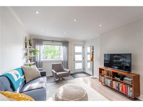 33 Huxley Avenue N, Hamilton, ON - Indoor Photo Showing Living Room