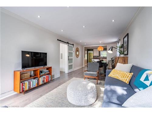 33 Huxley Avenue N, Hamilton, ON - Indoor Photo Showing Living Room