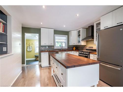 33 Huxley Avenue N, Hamilton, ON - Indoor Photo Showing Kitchen