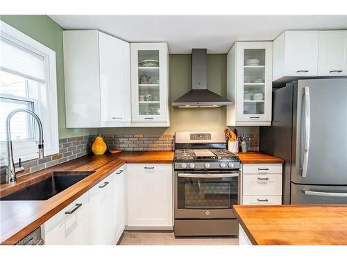 33 Huxley Avenue N, Hamilton, ON - Indoor Photo Showing Kitchen