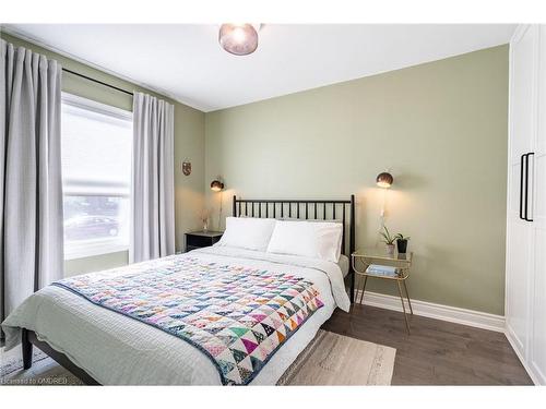 33 Huxley Avenue N, Hamilton, ON - Indoor Photo Showing Bedroom