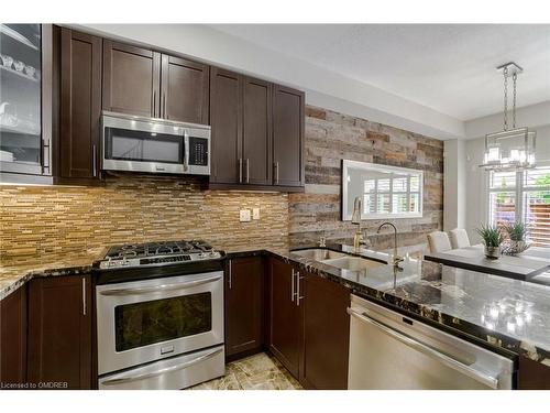 79 Padua Crescent, Stoney Creek, ON - Indoor Photo Showing Kitchen With Double Sink With Upgraded Kitchen