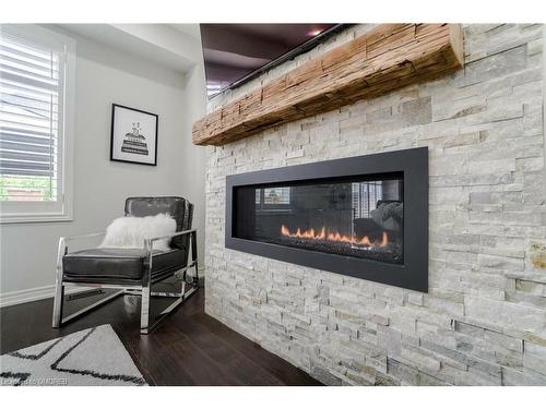 79 Padua Crescent, Stoney Creek, ON - Indoor Photo Showing Living Room With Fireplace