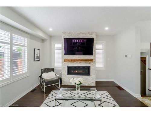 79 Padua Crescent, Stoney Creek, ON - Indoor Photo Showing Living Room With Fireplace