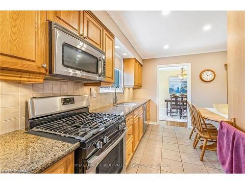 28 Parkview Place, Brampton, ON - Indoor Photo Showing Kitchen