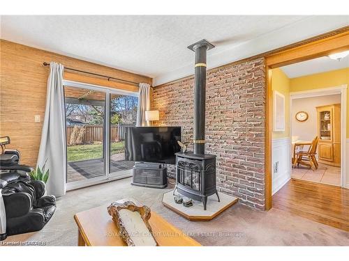 28 Parkview Place, Brampton, ON - Indoor Photo Showing Living Room With Fireplace