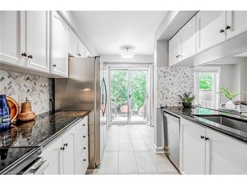 92-1240 Westview Terrace, Oakville, ON - Indoor Photo Showing Kitchen With Upgraded Kitchen