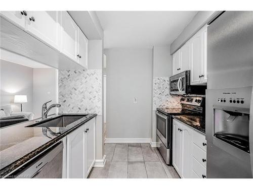 92-1240 Westview Terrace, Oakville, ON - Indoor Photo Showing Kitchen With Upgraded Kitchen