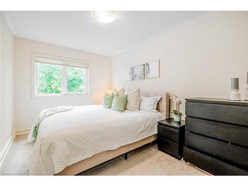 92-1240 Westview Terrace, Oakville, ON - Indoor Photo Showing Bedroom