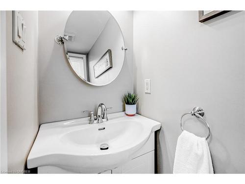 92-1240 Westview Terrace, Oakville, ON - Indoor Photo Showing Bathroom