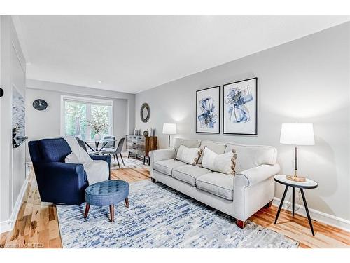 92-1240 Westview Terrace, Oakville, ON - Indoor Photo Showing Living Room