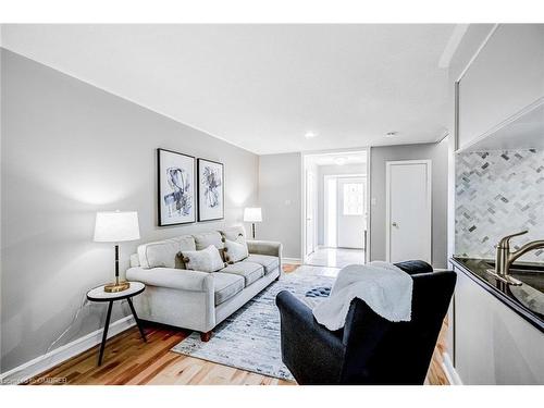 92-1240 Westview Terrace, Oakville, ON - Indoor Photo Showing Living Room