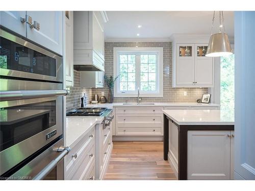 304 Mcgibbon Drive, Milton, ON - Indoor Photo Showing Kitchen With Upgraded Kitchen