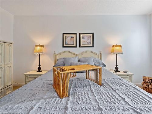 2252 Fairbairn Court, Oakville, ON - Indoor Photo Showing Bedroom