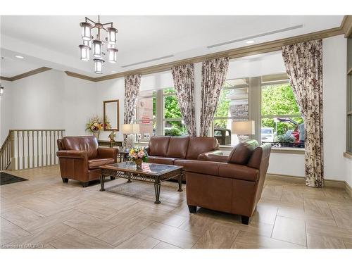 2510-100 Burloak Drive, Burlington, ON - Indoor Photo Showing Living Room