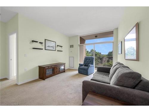 2510-100 Burloak Drive, Burlington, ON - Indoor Photo Showing Living Room