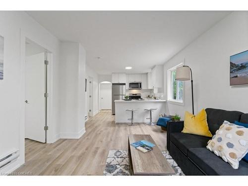 34 Rykert Street, St. Catharines, ON - Indoor Photo Showing Living Room