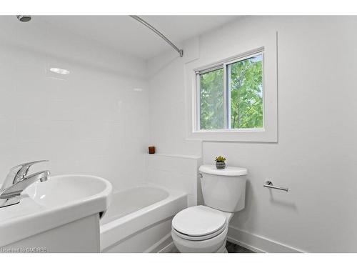 34 Rykert Street, St. Catharines, ON - Indoor Photo Showing Bathroom