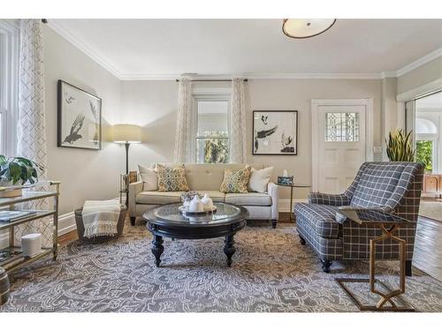 585 Dundas Street E, Hamilton, ON - Indoor Photo Showing Living Room