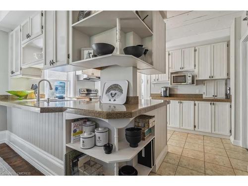 585 Dundas Street E, Hamilton, ON - Indoor Photo Showing Kitchen