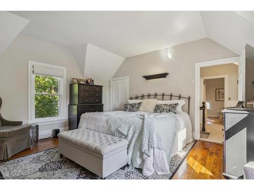 585 Dundas Street E, Hamilton, ON - Indoor Photo Showing Bedroom