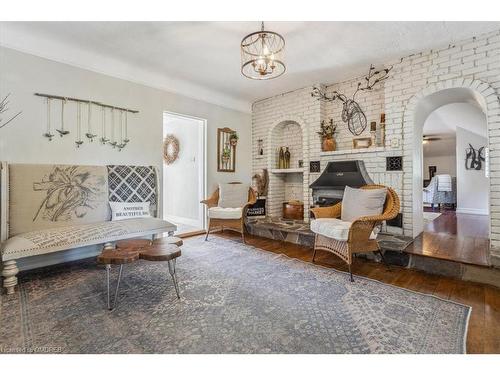 585 Dundas Street E, Hamilton, ON - Indoor Photo Showing Living Room