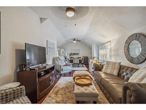 585 Dundas Street E, Hamilton, ON - Indoor Photo Showing Living Room